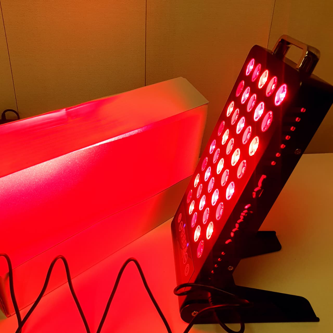 BestQool Red Light Therapy device